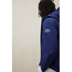 Chaqueta impermeable azul Ecoalf hombre | Ligera y con capucha