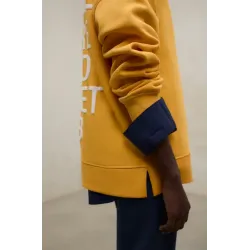 Sudadera mostaza Ecoalf mujer | Diseño con mensaje trasero