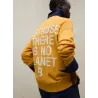 Sudadera mostaza Ecoalf mujer | Diseño con mensaje trasero